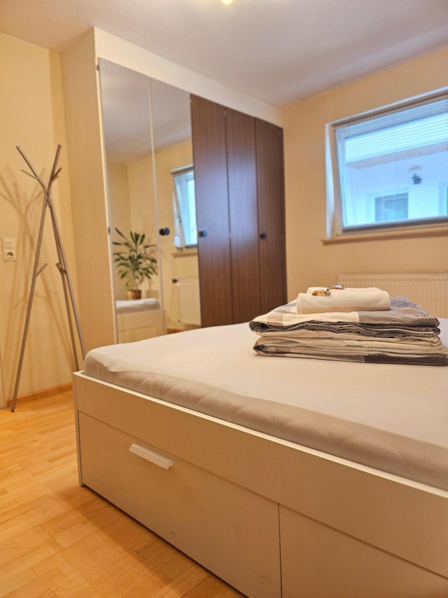 Doppelzimmer 1 I Geteiltes Bad & Kueche I Mit Dem Zug Nur 4 Min Bis Zum Hauptbahnhof Freiburg im Breisgau Eksteriør bilde